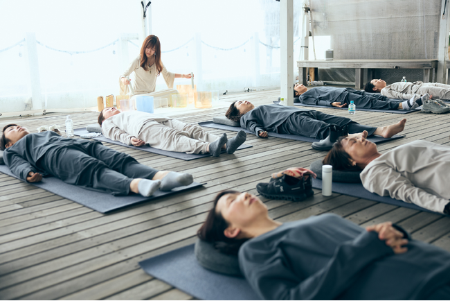 睡眠ウェルネスブランド「nemcaro」、葉山にて『nemcaro Sleep Retreat vol.2』を開催。クリスタルボウル奏者Yasumiによる音浴で深い休息体験を提供