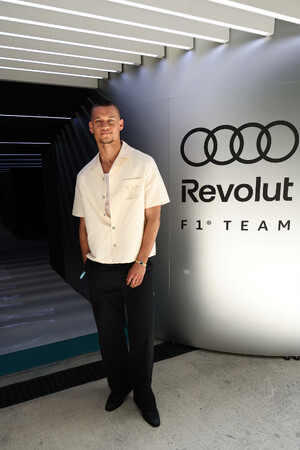 【ルイ・ヴィトン】ティリク・ウィザーズ、フォーミュラ1(R) マイアミグランプリにてルイ・ヴィトンを着用