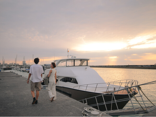 【沖縄プリンスホテル オーシャンビューぎのわん】宜野湾発　西海岸に沈む絶景と夜景を巡るラグジュアリー体験「サンセットクルーズ in 宜野湾」期間限定開催