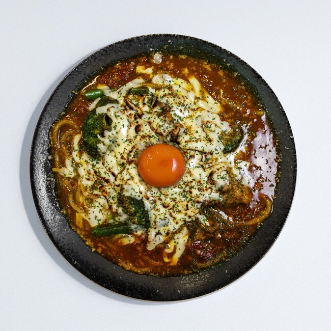 【新商品発売】20種類以上のスパイスと調味料を重ねた「黄金スパイスのカレーパスタ」をKASANeが新発売｜関西テレビ「フットマップ」でも紹介