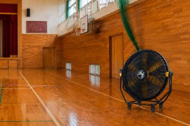 体育館のアリーナの端まで風を届ける小型業務用扇風機「30M FANS MOVE」 体育館のアリーナの端まで風を届ける小型業務用扇風機「30M FANS MOVE」