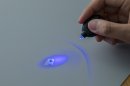 付属の専用ライトを照射して硬化 付属の専用ライトを照射して硬化