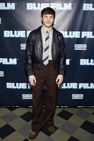 【ルイ・ヴィトン】キーロン・ムーア、「Blue Film(原題)」のプレミアにルイ・ヴィトンを着用