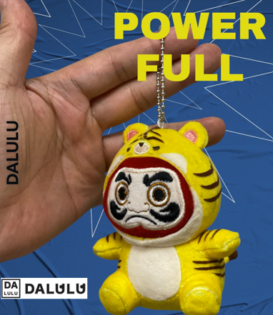 【DALULU】ダルル5月20日旅立ち開始!!ぬいぐるみキーチェーン『願いをまとった干支達磨』