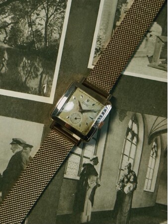 希少なスクエアケースを採用した「ROLEX PERPETUAL BULGING BACK Ref.4643」が入荷。初期パーペチュアル機構の流れを汲む、18Kローズゴールド製の希少モデルの販売を開始。