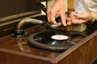 元明倫小学校でレコードの響きを味わうイベント│作家・いしいしんじ氏の選曲と語りで第90回『明倫レコード倶楽部』を開催