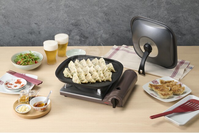 【新商品】カセットこんろで焼き餃子を楽しめる！イワタニカセットフー専用アクセサリー「蓋付き焼き餃子プレート」、中身が見える！「鉄板焼プレート専用カバー」を新発売