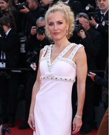 第79回カンヌ国際映画祭において女優のジリアン・アンダーソン、レイラ・ ベクティ、俳優のヴァシーリー・シュナイダーがショーメのジュエリーを着用してレッドカーペットに登場