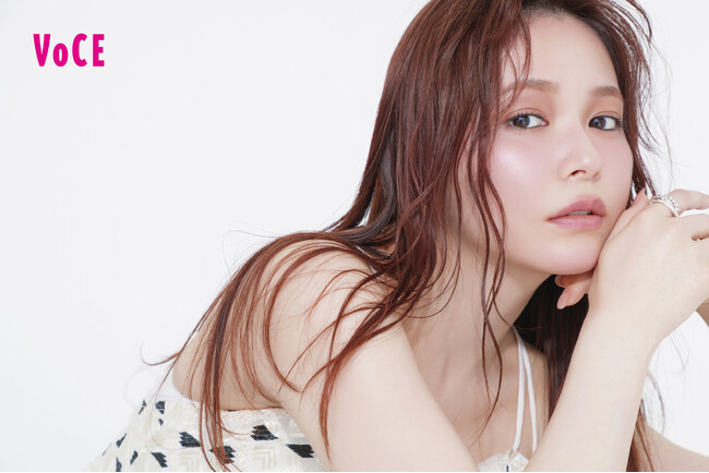 VOCE７月号は“りんくま”こと久間田琳加さんがピンクメイクをまとって３変化！甘くなりすぎない“夏のピンク”つけこなし術