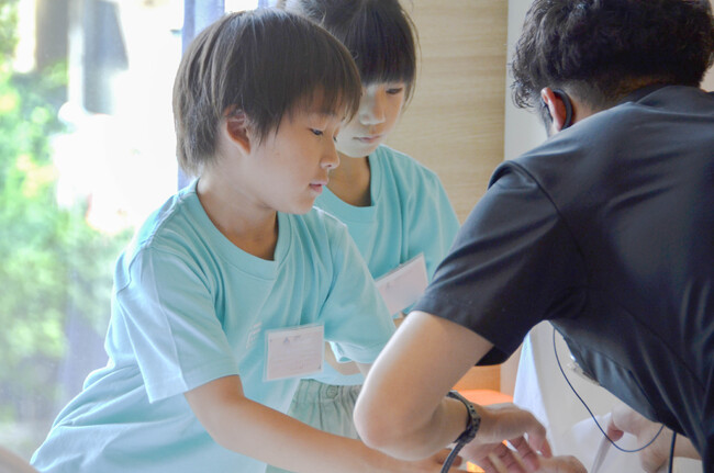 アマネク別府、夏休みに“旅をしながら学ぶ”ホテル職業体験を開催｜インバウンド需要を見込んだ英語対応のおもてなし実習も