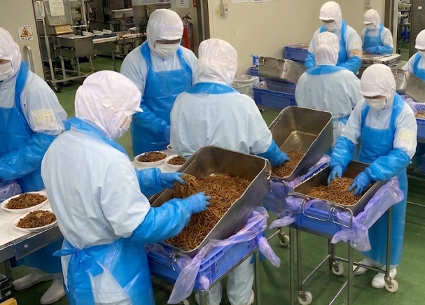 中西製作所、人手75％削減の茹麺計量盛付ロボットをFOOMA 2026で発表