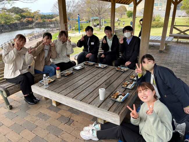 【山口・あさひ製菓】新入社員9名が「母の日」など初めての繁忙期を経験。先輩手作りの研修と社長直伝の接客テストを経て、各店舗で奮闘中