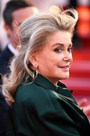 カトリーヌ・ドヌーヴがポメラートのジュエリーをまとい第79回カンヌ国際映画祭に登場