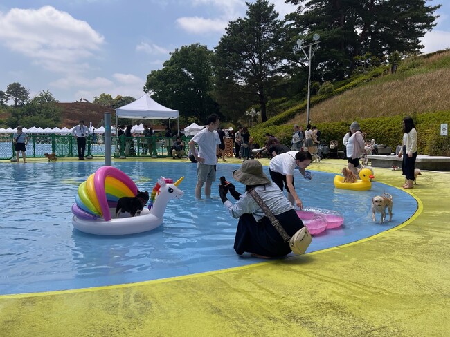 【西武園ゆうえんち】わんちゃんを新たな顧客として迎え入れました　わんちゃんが遊園地を楽しめるイベント「わんわん西武園ゆうえんち」本日より開催！