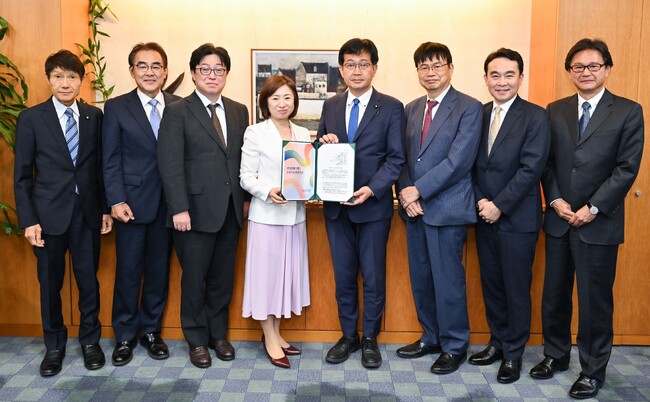 「再生医療で描く日本の未来研究会」が厚生労働省に提言書を申し入れ、仁木博文副大臣に手交。