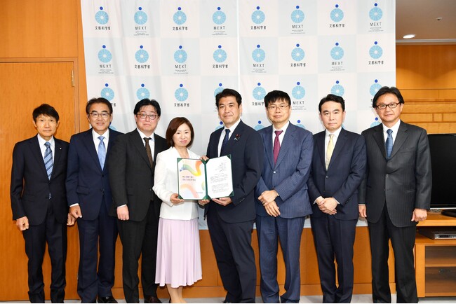 「再生医療で描く日本の未来研究会」が文部科学省に提言書を申し入れ、松本洋平文部科学大臣に手交。