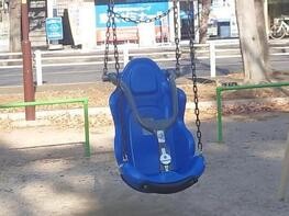 松戸市の公園がもっと優しく、もっと楽しく　誰もが遊べる「インクルーシブ遊具」がある公園のご紹介 / 身近な遊び場から笑顔を広げる「子育てしやすい街・まつど」の新たな取り組み