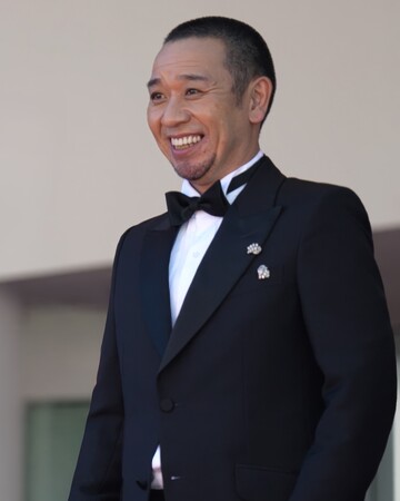 第79回カンヌ国際映画祭のレッドカーペットに、芸人の千鳥大悟、モデルのナターシャ・ポリー、俳優のノア・シュナップらがショーメのジュエリーを着用し、登場。
