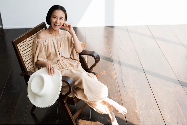 ＜スタイリスト佐藤佳菜子×ne Quittez pas/UPALA＞春と夏で描く今季コラボの第2章。肩の力を抜いて軽やかに楽しむ、洗練された大人のサマーウェア＆ジュエリーが登場。