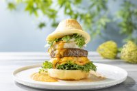 【富士マリオットホテル山中湖】　甲州ワインビーフと山梨県産鹿肉のダブルパティ
「富士山SWICY(スウィーシー)ダブルバーガー」を発売　 ～照り焼きソースで仕上げた夏限定バーガー～