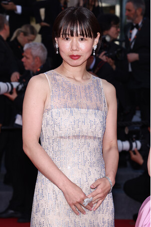 第79回カンヌ国際映画祭のレッドカーペットに、映画監督の岨手 由貴子氏がにショーメのジュエリーを着用し登場