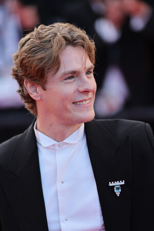 ショーメのジュエリーを着用し、俳優のパトリック・クリアドが第79回カンヌ国際映画祭のレッドカーペットに登場