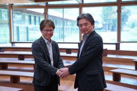 神山まるごと高専 ディレクター田中 義崇 氏(左)と電算システム 代表取締役社長執行役員 高橋 譲太 神山まるごと高専 ディレクター田中 義崇 氏(左)と電算システム 代表取締役社長執行役員 高橋 譲太