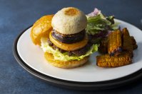 【コートヤード・バイ・マリオット 白馬】信州食材と地域食文化を、白馬の夏にふさわしいメニューで堪能信州の郷土食“おやき”を大胆にアレンジ「信州おやきバーガー」を発売