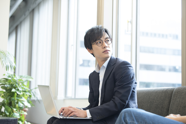 若手に身につけてほしい姿勢、「主体性・積極性」が7割でトップ　大企業で「チーム成果」、中小企業で「責任感」目立つ　一方で、「リーダーシップ」関連は低水準に