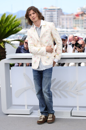 【DIOR】ポール・キルヒャーがカンヌ国際映画祭のフォトコールでディオールを着用