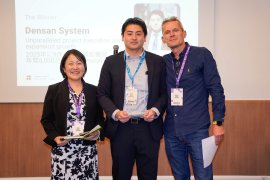 LumApps本社(フランス)にて開催された授賞式の様子　左から：LumApps 真鍋 美有紀 氏 、電算システム 足立 未遼、LumApps CEO Sebastien Ricard 氏