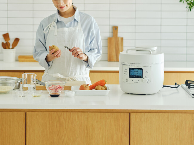 【主菜＆副菜が一気に完成】シロカ、手軽に時短調理ができる“タイパ重視”の自動調理鍋「おうちシェフクッカー」に5Lの大容量サイズも登場！