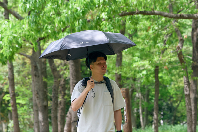 昨年1ヶ月で3,000本完売。WAQの晴雨兼用日傘「Field Umbrella」が2サイズ・3カラーで再登場