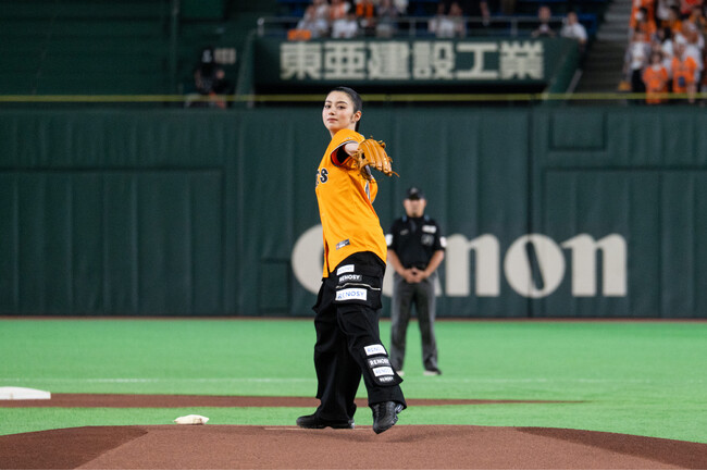 東京ドームが熱狂!池田エライザさんが始球式で全力投球!