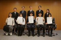 大阪学院大学の学生が吹田市市民部人権政策室から感謝状 ― 平和祈念資料館に関する官学連携の取り組みが評価