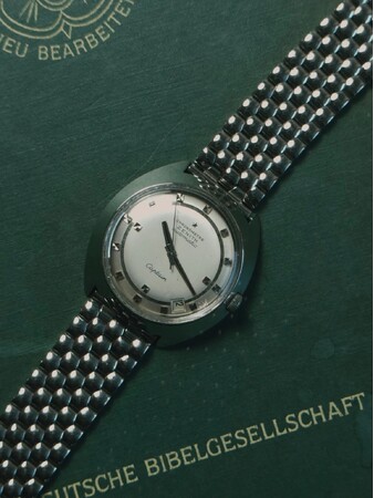 精度を追求した時代に誕生したクロノメーターモデル「ZENITH CAPTAIN Automatic Chronometer」が入荷。1960年代の合理性と美意識を体現した希少個体の販売を開始。