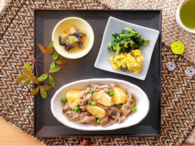 甘めの特製タレが食欲をそそる「揚げじゃがのほくほく肉じゃが」が5月29日(金)に新登場