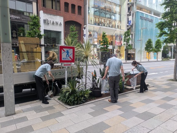 【株式会社Ginza】本社を置く「GINZA SIX」外周のボランティア清掃を始めて8年が経ちました