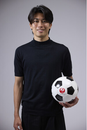 JAL、プロサッカー中村敬斗選手とパートナーシップ契約を締結