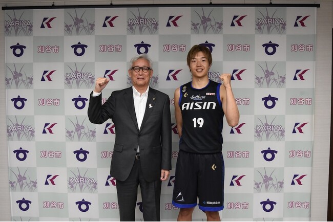 シーホース三河・西田優大選手が刈谷市長へシーズン報告。「地域の誇り」と激励を受け、2026-27シーズンの頂点獲得を誓う