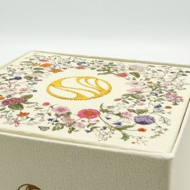 紙へのカラフルな印刷×ゴールドな刺繍 紙へのカラフルな印刷×ゴールドな刺繍