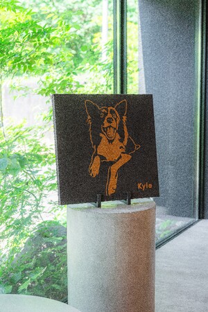 【静岡丸子1HOTEL】「愛犬との思い出」を、一生もののアートへ。静岡の「お茶染めWashizu.」が紡ぐ、家族の絆を形にする世界にひとつの「お茶染めアートパネル」の受注生産を開始いたしました。