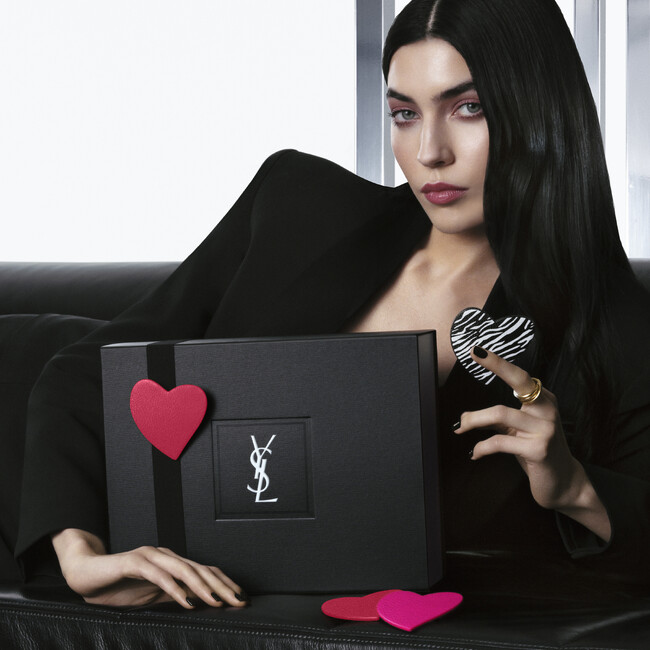 YSL BEAUTYの人気ギフトラッピングがアップデート。　　　　　　　4色のハートモチーフのギフトパッチが6月3日（水）より登場。