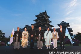 (左から)伊藤文化庁長官・出口クリスタさん・松重豊さん(松本市ブランド大使)・臥雲市長・韓国安東市関係者・阿部長野県知事 (左から)伊藤文化庁長官・出口クリスタさん・松重豊さん(松本市ブランド大使)・臥雲市長・韓国安東市関係者・阿部長野県知事