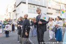行進する臥雲市長と松重さん 行進する臥雲市長と松重さん