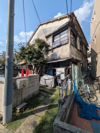 【板橋区加賀】間口1.9m・再建築不可・建物の傾き…難条件の物件を「居住中・残置物あり」で買取