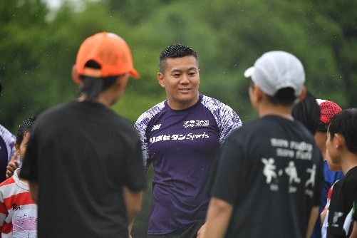 現役ラグビー選手・岸岡智樹氏が原点の花園で教室開幕大正製薬リポビタンSportsが特別協賛