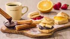 ＼その場で仕上げる、心ほどける美味しさ／“ひと手間”かけた人気のスコーンサンドに爽やかな旬の藍苺（国産ブルーベリー）×クリームチーズが登場！