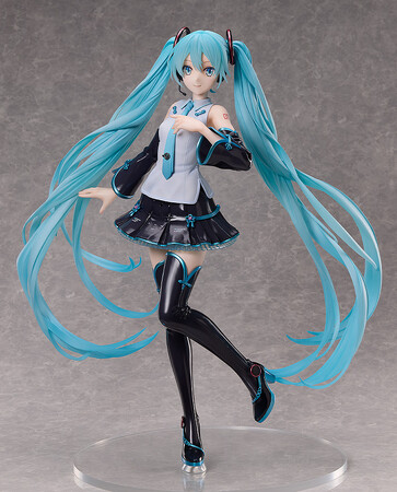 豆の素氏が描く「初音ミクV4 CHINESE」のパッケージイラストを、大迫力の1/3スケールで立体化。
