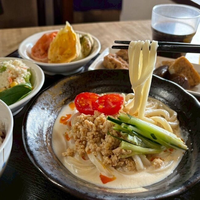 「五ケ山豆腐」に夏限定の新メニューが登場！！お客さまの要望に応えパワーアップした「ごま豆乳担々うどん御膳」や、夏にぴったりの「塩レモン豆腐」、大人気「豆乳もっちりん」の新作が6月1日より発売開始！